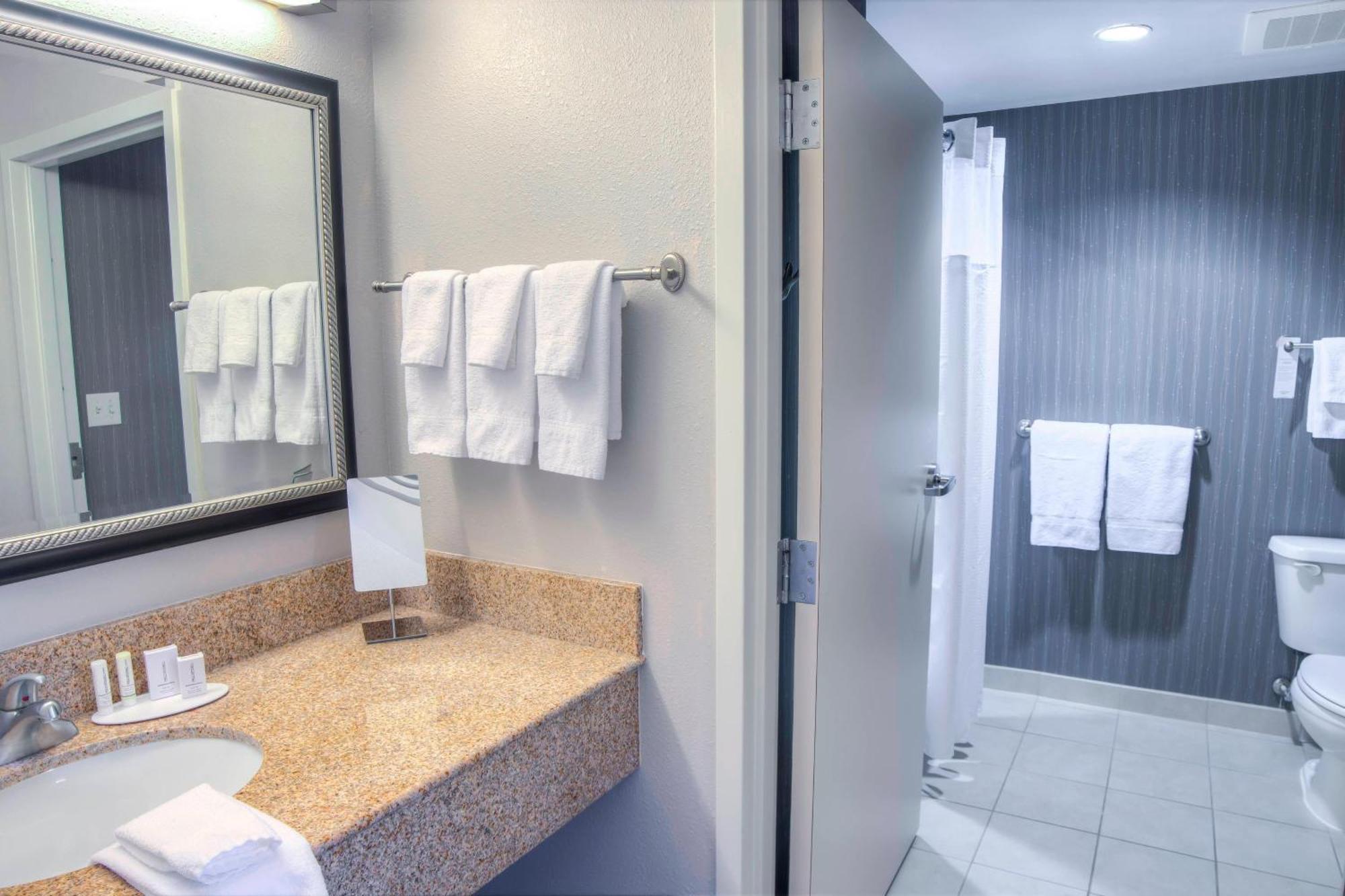 คอร์ตยาร์ด โมบิล ดาฟเน/อีสเทิร์นชอร์ Hotel สแปนิชฟอร์ท ภายนอก รูปภาพ
